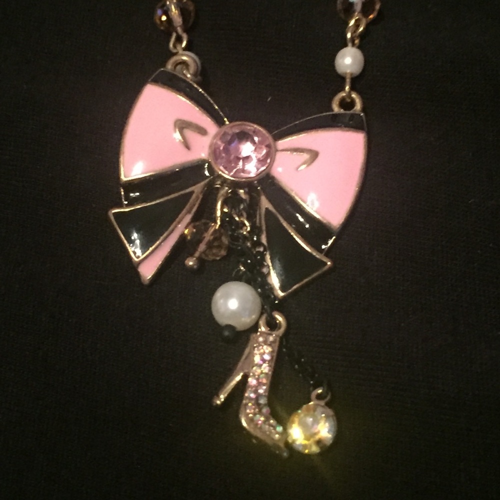 NWT 🎀Betsey Johnson black/pink bow tie necklace🎀